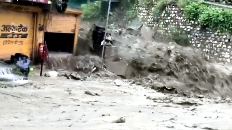 उत्तराखंड उत्तरकाशी के नौगांव बाजार में गदेरे ने मचाया कोहराम, बादल फटाने पर मुख्यमंत्री ने DM क़ो दिए निर्देश,,,,,