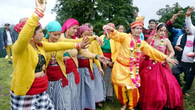 उत्तराखंड मखमली बुग्याल में खेली दूध-मक्खन की होली, ढोल-दमाऊं की थाप पर स्थानीय लोगों ने किया रासो-तांदी नृत्य,,,,,