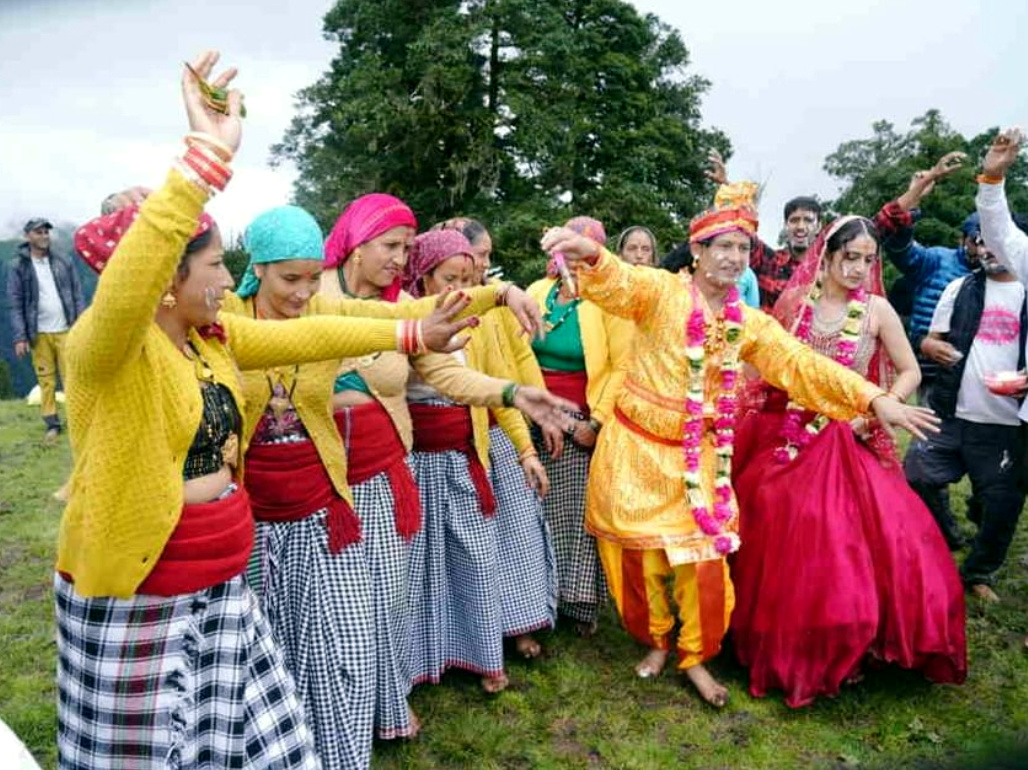 उत्तराखंड मखमली बुग्याल में खेली दूध-मक्खन की होली, ढोल-दमाऊं की थाप पर स्थानीय लोगों ने किया रासो-तांदी नृत्य,,,,,