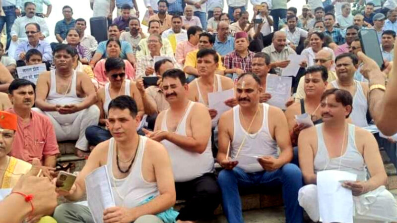 उत्तराखंड प्रधानाचार्य सीधी भर्ती नियमावली पर हंगामा,राजकीय शिक्षक संघ ने विरोध मे 13 जनपदों में नियमावली प्रतियां गंगा में की प्रवाहित,,,,