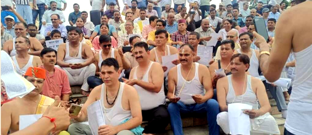 उत्तराखंड प्रधानाचार्य सीधी भर्ती नियमावली पर हंगामा,राजकीय शिक्षक संघ ने विरोध मे 13 जनपदों में नियमावली प्रतियां गंगा में की प्रवाहित,,,,