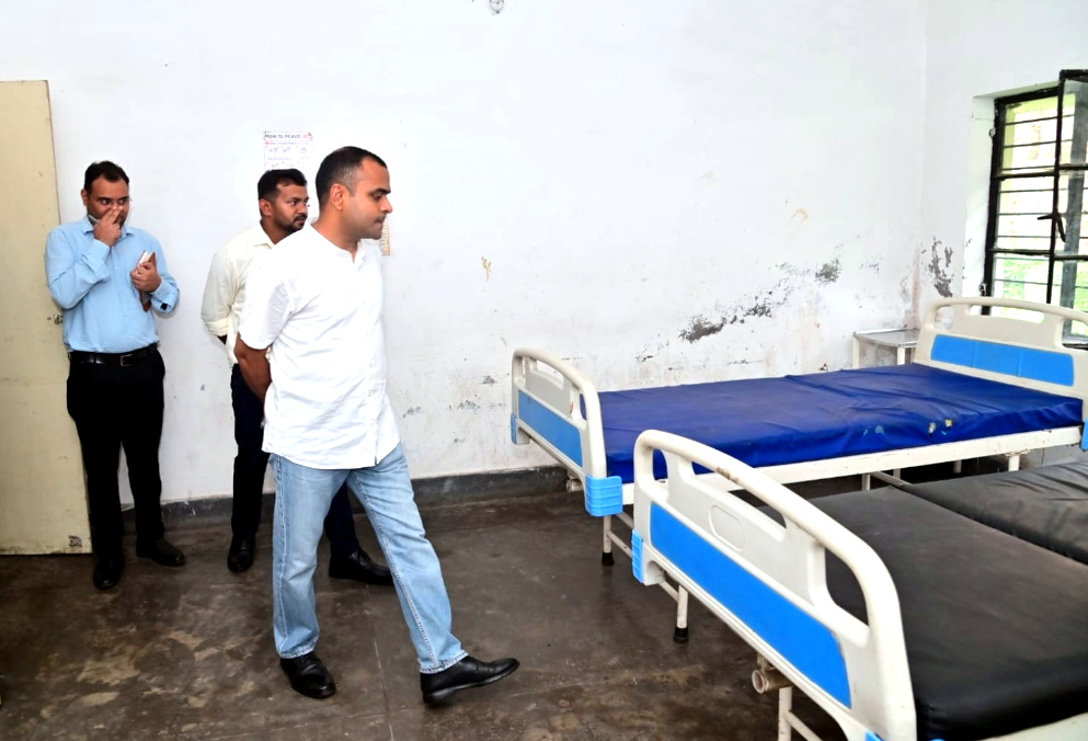 उत्तराखंड जिलाधिकारी ने आज उपजिला चिकित्सालय रुड़की का औचक निरीक्षण कर मरीजों को उपलब्ध कराई जा रही स्वास्थ्य सुविधाओं का लिया जायजा,,,,