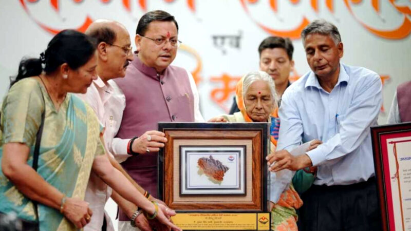 उत्तराखंड पुष्कर सिंह धामी ने इन साहित्यकाओ को उत्तराखंड दीर्घकालीन साहित्य सेवी सम्मान से किया सम्मानित,,,,
