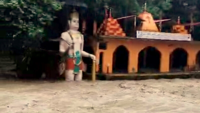 उत्तराखंड टपकेश्वर महादेव मंदिर में मूसलधार बारिश का कहर जारी शिवलिंग तक पहुंचा मलबा, श्रद्धालुओं ने सरकार से की मदद की अपील,,,