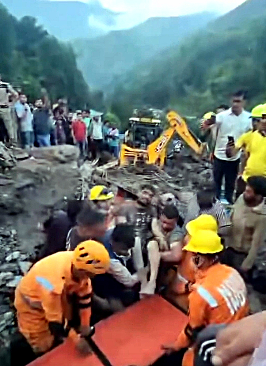 उत्तराखंड मे हुआ चमत्कार, रेस्क्यू टीम ने नंदा नगर आपदा क्षेत्र से 16 घंटे से मलबे मे दबे व्यक्ति को जिंदा निकला,,,,