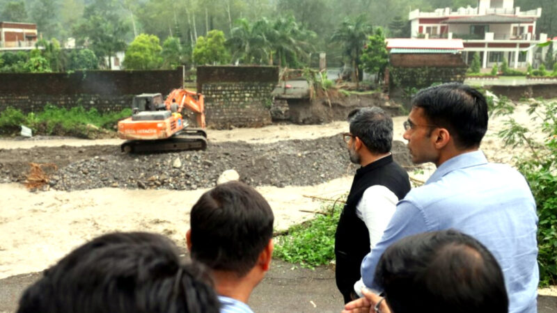 देहरादून के खैरी मान सिंह क्षेत्र मे जलधारा की चपेट में आने से 150 मीटर सड़क ध्वस्त – डीएम सचिन बंसल ने दिए उच्च स्तरीय जांच के आदेश,,,,