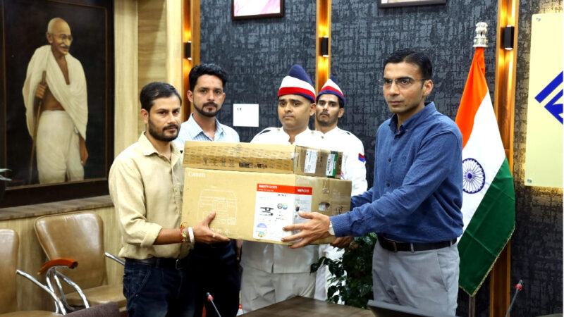 उत्तराखंड जिलाधिकारी सविन बंसल ने जिले मे पहली बार अपने बजट से कॉप्स को वितरित किए उपकरण, अब दून मे कॉप्स भी होंगे हाईटेक,,,,