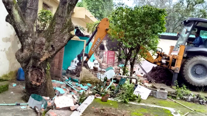 उत्तराखंड की परीक्षा में नकल के मुख्‍य आरोपी खालिद की संपत्ति पर चला पीला पंजा, आरोपी की दो बहनों की शादी टूटने की भी चर्चा,,,,,,
