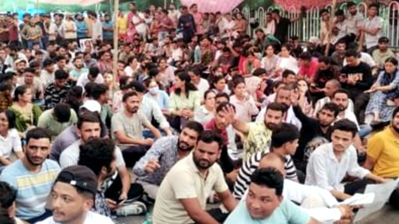 उत्तराखंड स्नातक स्तरीय परीक्षा मामले में बेरोजगारों का धरना चौथे दिन भी जारी, बेरोजगार युवाओं को कांग्रेस का मिला समर्थन,,,,,