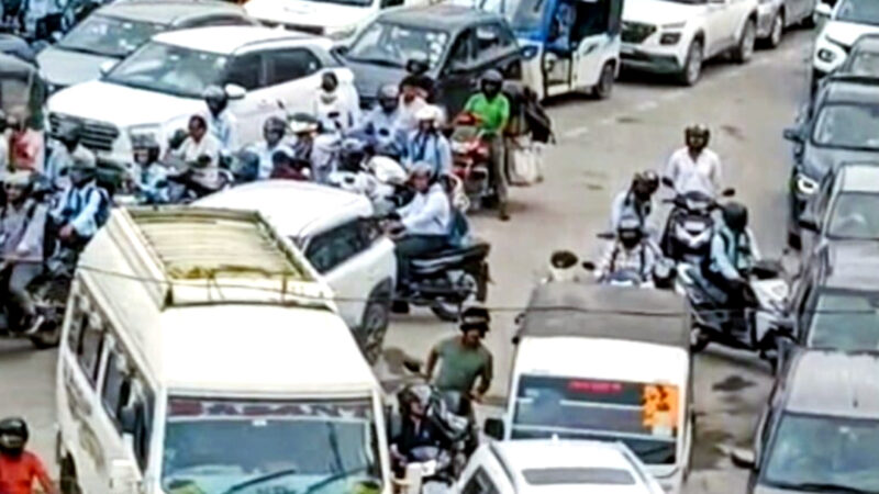 उत्तराखंड देहरादून में चिपचिपी गर्मी में भयानक जाम से लोग हुए बेहाल, राजधानी में यहां पुलिया धंसने का बाद बिगड़े हालात,,,,