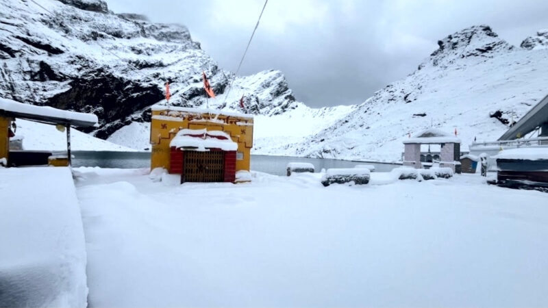 उत्तराखंड पहाड़ों ने ओढ़ी बर्फ की सफेद चादर, हेमकुंड साहिब और लक्ष्मण मंदिर मे जमीन बर्फ की एक फुट मोटी चादर,,,,
