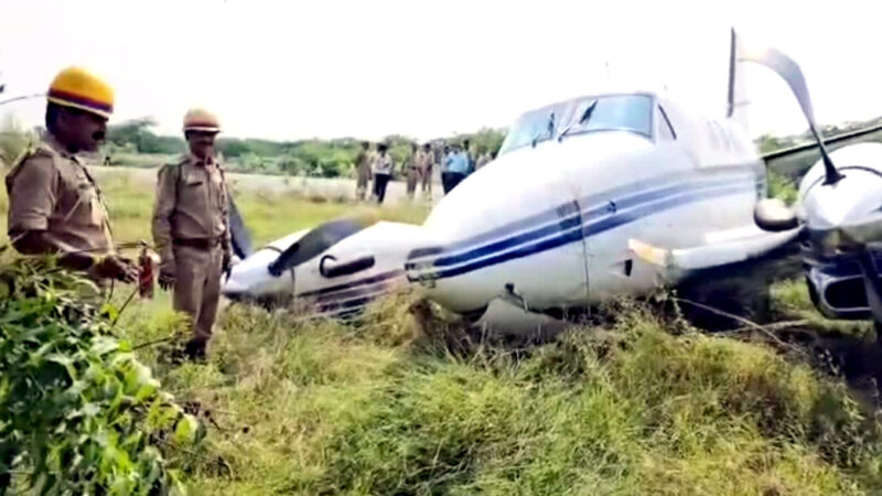 उत्तरप्रदेश के फर्रुखाबाद में बड़ा विमान हादसा टला, रनवे से उतरा प्राइवेट जेट, पायलट की सूझबूझ से सभी यात्री सुरक्षित,,,,