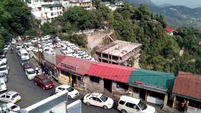 उत्तराखंड देहरादून-मसूरी रोड पर छह किलोमीटर लंबा जाम, वीकेंड पर पर्यटकों की रफ्तार थमी, पुलिस के भी छूटे पसीने,,,,