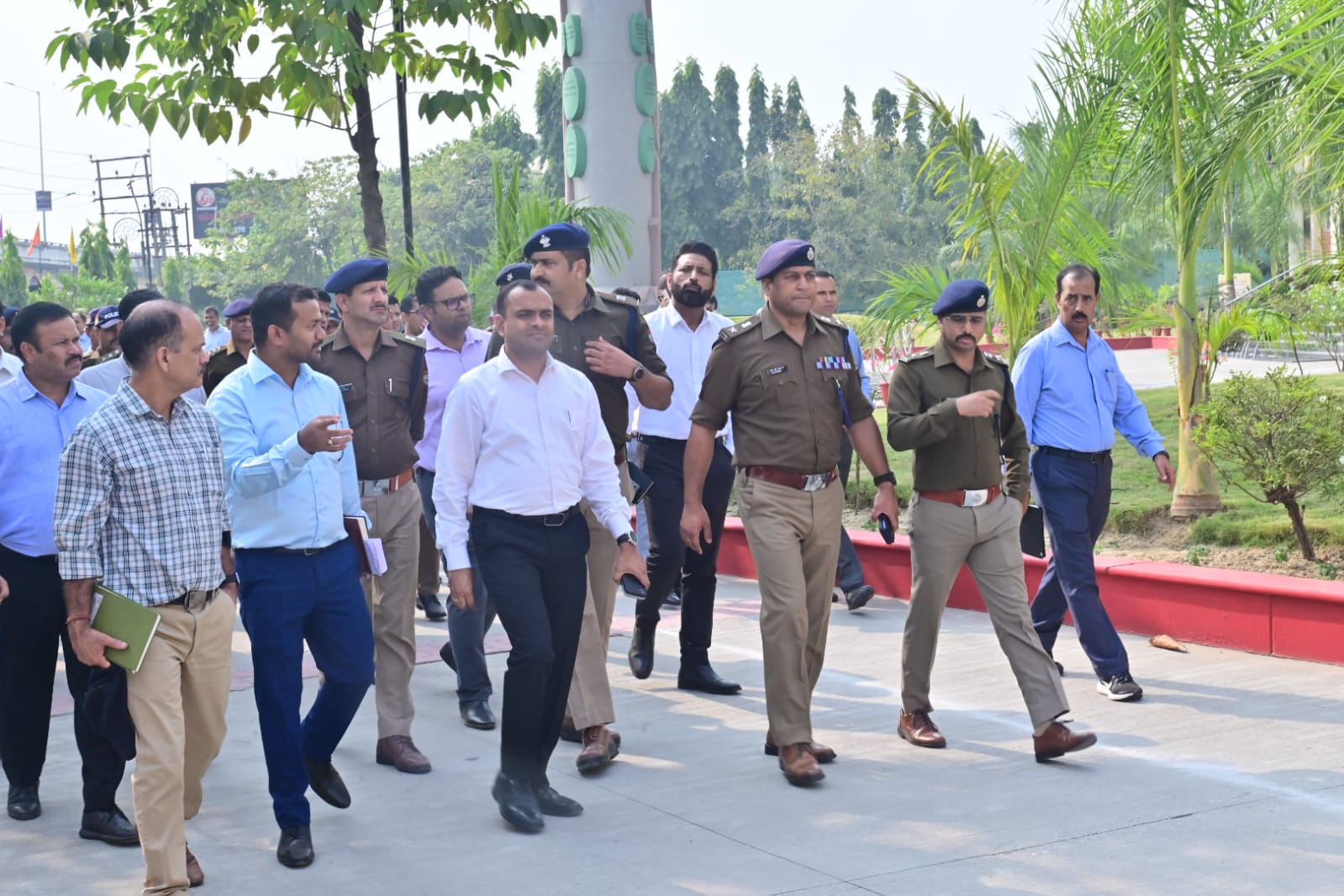 राष्ट्रपति के प्रस्तावित दौरे की तैयारियों को लेकर पतंजलि पहुॅचकर जिलाधिकारी एवं वरिष्ठ पुलिस अधीक्षक ने लिया तैयारियों का जायज़ा,,,