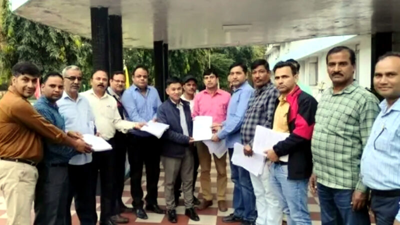 उत्तराखंड ओएफबी कर्मचारियों से एकजुट रहने की अपील, सेवा निवृत्ति तक सरकारी कर्मचारी बने रहने के पक्ष में दें विकल्प पत्र,,,