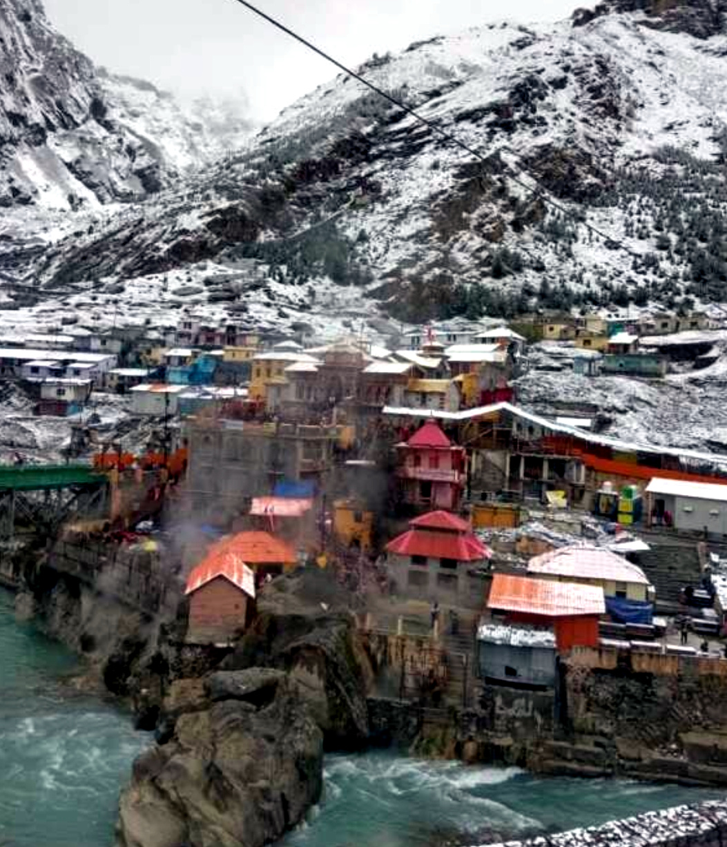 उत्तराखंड के बद्रीनाथ धाम मे हुई बेहतरीन बर्फबारी, बर्फ की चादर से ढाका पूरा बद्रीनाथ धाम,,,,