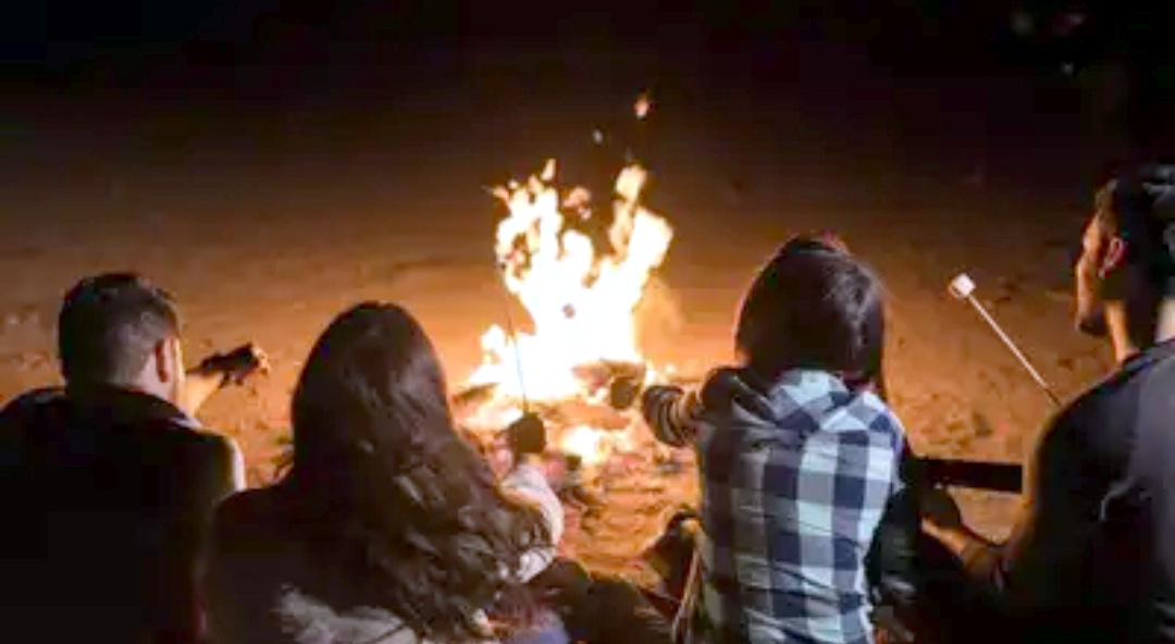 उत्तराखंड में बदला मौसम, बदरीनाथ धाम की ऊंची चोटियों पर हुई बर्फबारी से बढ़ी ठंड अलाव का सहारा ले रहे है यात्री,,,,