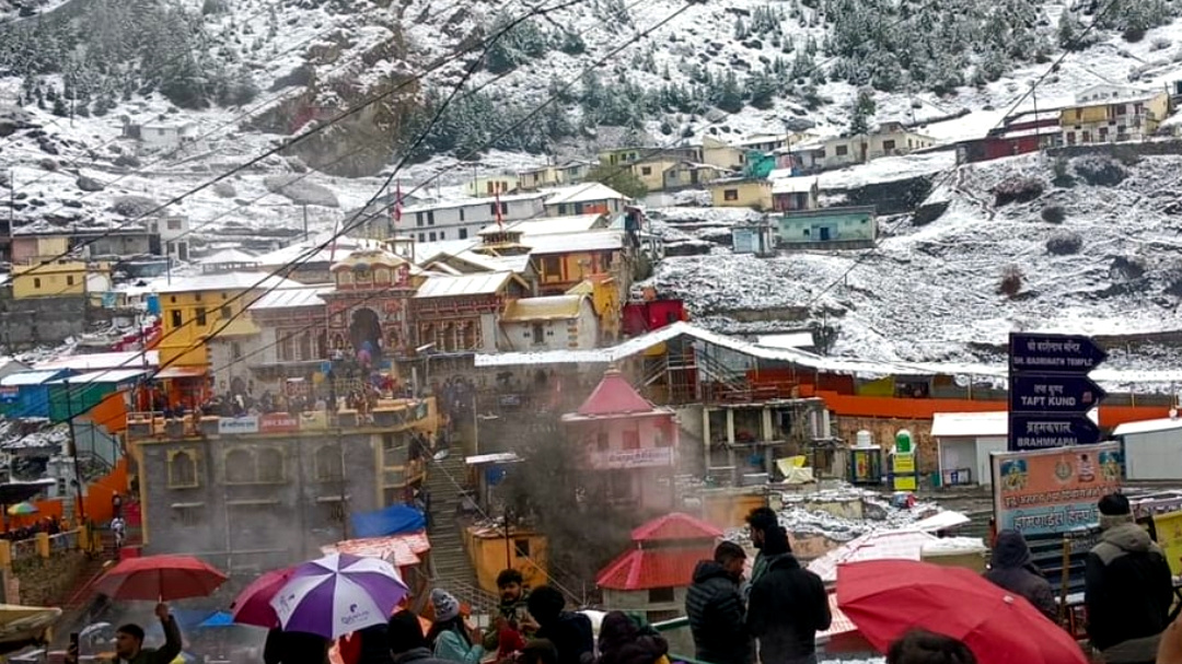 उत्तराखंड श्री बदरीनाथ-केदारनाथ धाम में बर्फबारी से चारों तरफ बिछी बर्फ की सफेद चादर, तापमान गिरने से पहाड़ और प्लेन में बढ़ी ठंड,,,,