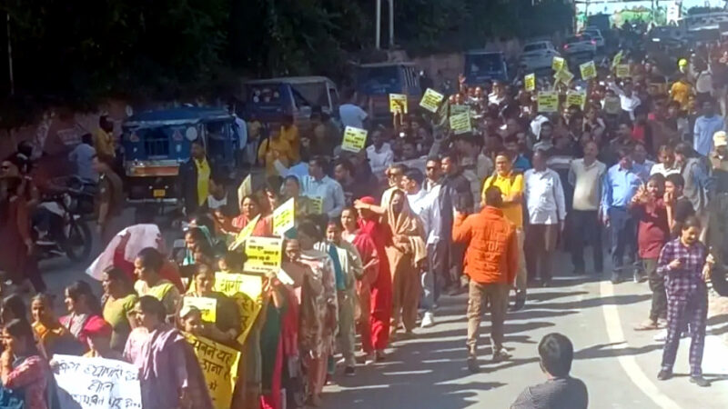 उत्तराखंड योग नगरी ऋषिकेश में शराब ठेके और मादक पदार्थों के विरुद्ध निकाली रैली, पुलिस व प्रदर्शनकारियों के बीच हुई धक्का-मुक्की,,,