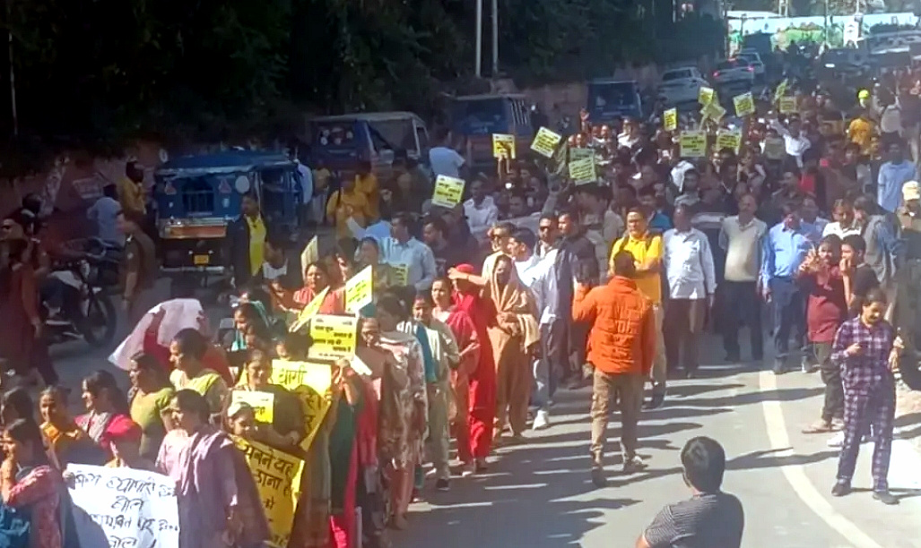 उत्तराखंड योग नगरी ऋषिकेश में शराब ठेके और मादक पदार्थों के विरुद्ध निकाली रैली, पुलिस व प्रदर्शनकारियों के बीच हुई धक्का-मुक्की,,,