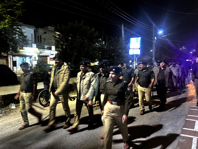 उत्तराखंड हरिद्वार पुलिस अलर्ट मोड पर, सुरक्षित माहौल के लिए निकाला फ्लैग मार्च, संदिग्ध गतिविधियों की सूचना देने की अपील,,,,