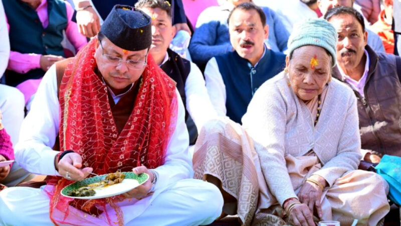 उत्तराखंड मुख्यमंत्री पुष्कर सिंह धामी अपनी माताजी सहित पहुंचे पैतृक गांव टुंडी–बारमौं- गांव की मिट्टी, यादें और अपनत्व ने किया भावुक,,,,,