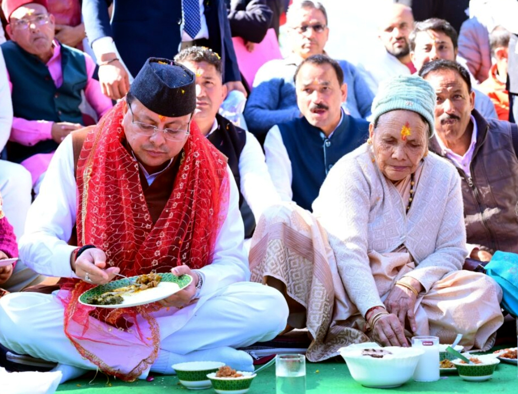 उत्तराखंड मुख्यमंत्री पुष्कर सिंह धामी अपनी माताजी सहित पहुंचे पैतृक गांव टुंडी–बारमौं- गांव की मिट्टी, यादें और अपनत्व ने किया भावुक,,,,,