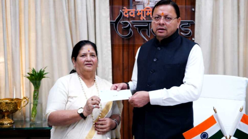 उत्तराखंड मुख्यमंत्री राहत कोष के लिए पर्वतारोही बछेंद्री पाल ने प्रदेश सरकार को 10 लाख का चेक प्रदान करें,,,