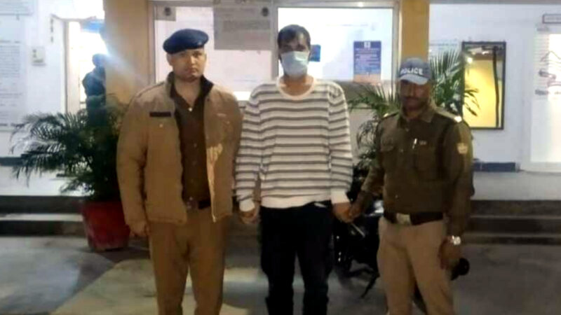 उत्तराखंड में यहाँ काली फ़िल्म, विधायक का बोर्ड तथा हूटर लगे संदिग्ध वाहनो के विरुद्ध पुलिस ने की सख्त कार्यवाही,,,,,,,