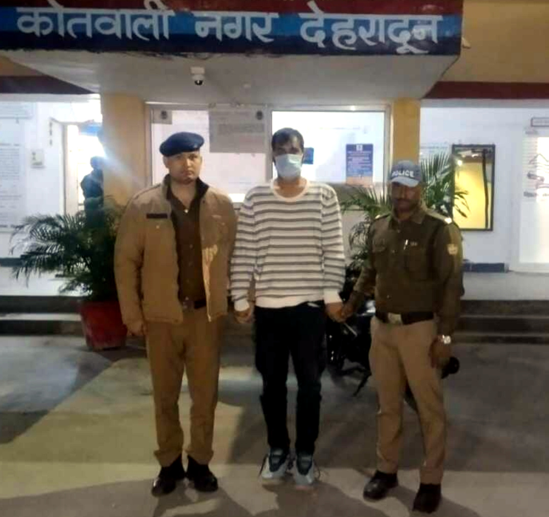 उत्तराखंड में यहाँ काली फ़िल्म, विधायक का बोर्ड तथा हूटर लगे संदिग्ध वाहनो के विरुद्ध पुलिस ने की सख्त कार्यवाही,,,,,,,