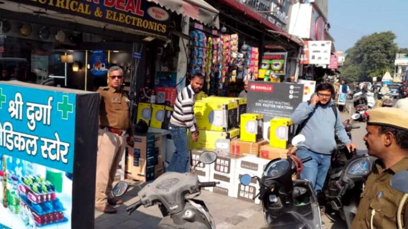 उत्तराखंड देहरादून में अस्थाई अतिक्रमण पर पुलिस सख्त, SSP देहरादून के निर्देशों पर पुलिस ने चलाया चेकिंग अभियान,,,,,