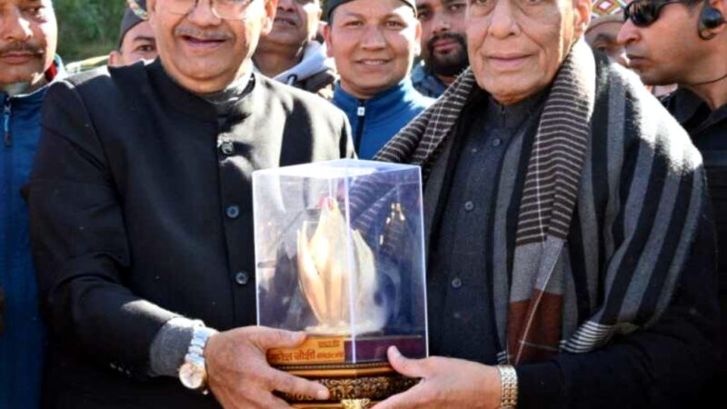 उत्तराखंड रक्षा मंत्री राजनाथ सिंह ने दिल्ली के लिए भरी उड़ान, मंत्री गणेश जोशी ने किया रक्षा मंत्री का गर्म जोशी से स्वागत,,,,,,