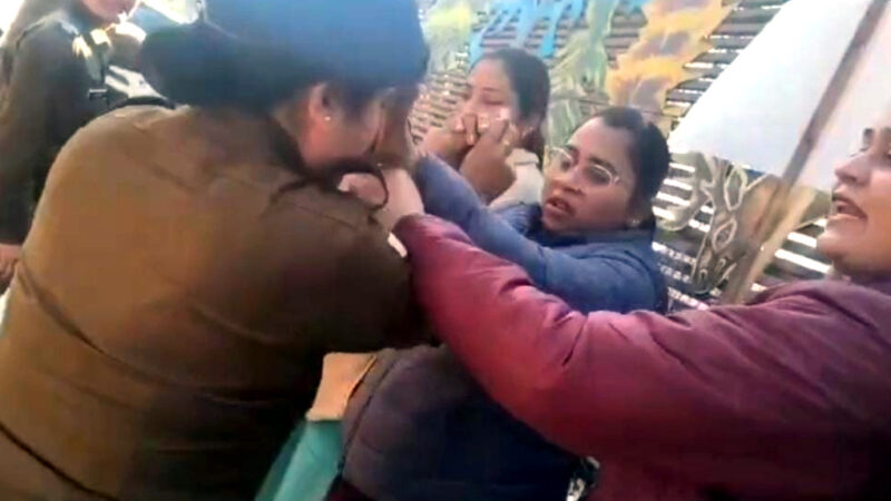 उत्तराखंड नर्सिंग अभ्यर्थियों के शांतिपूर्ण प्रदर्शन मे पुलिसकर्मी द्वारा थप्पड़ मारने एवं पुलिस बल के प्रयोग से प्रदेश में हुआ बवाल,,,,