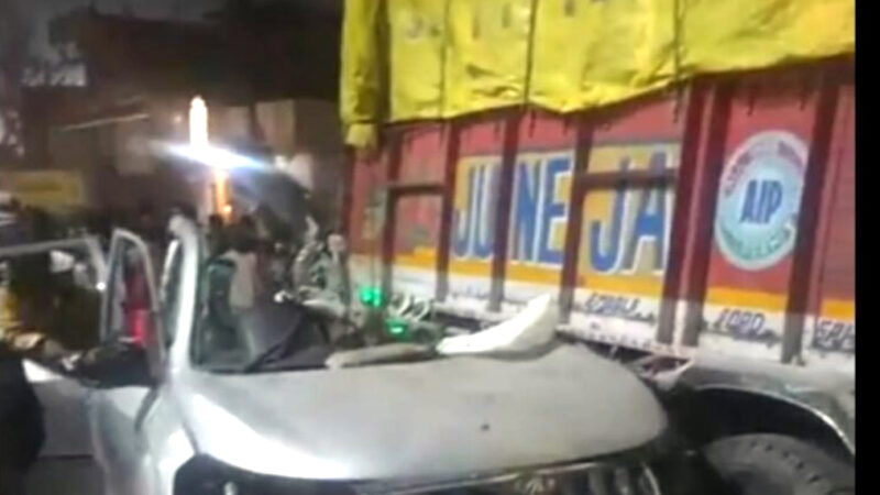 उत्तराखंड हरिद्वार ऋषिकेश रोड पर रेलवे स्टेशन के पास हुआ बड़ा हादसा, खड़े ट्रक से टकराई कार, चार लोगों की मौके पर मौत,,,,,