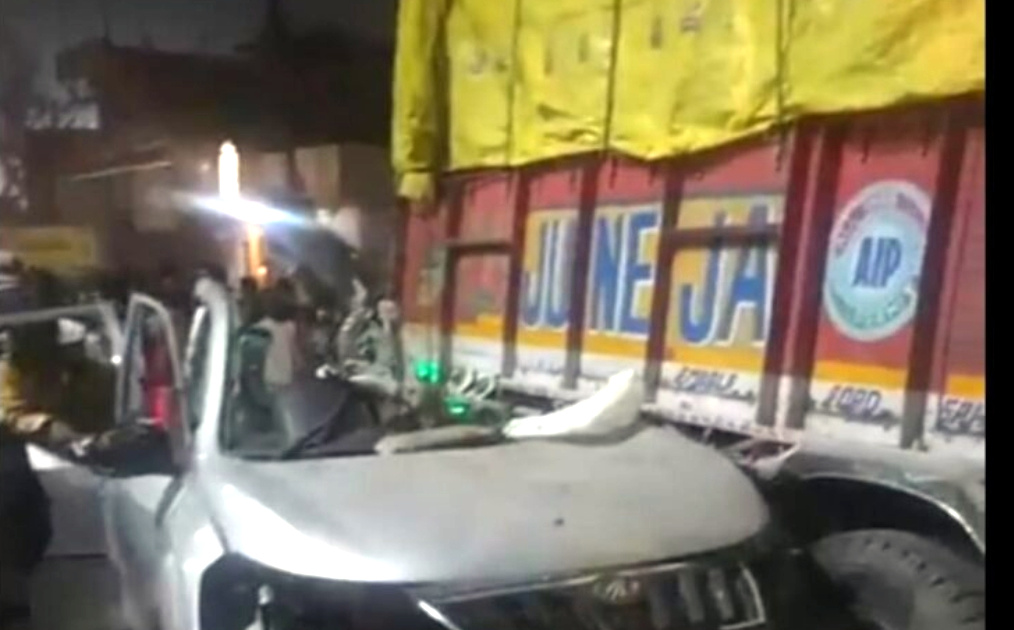 उत्तराखंड हरिद्वार ऋषिकेश रोड पर रेलवे स्टेशन के पास हुआ बड़ा हादसा, खड़े ट्रक से टकराई कार, चार लोगों की मौके पर मौत,,,,,