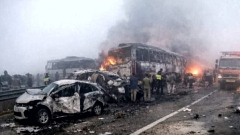 मथुरा में एक्सप्रेस-वे पर इस वजह से हुआ भीषण हादसा,सात डबल डेकर एक रोडवेज बस और तीन कारों की टक्कर मे 13 बेकसूर लोगो ने गवाई जान,,,,