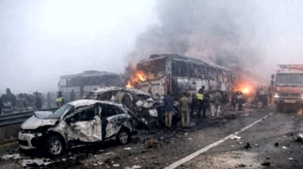 मथुरा में एक्सप्रेस-वे पर इस वजह से हुआ भीषण हादसा,सात डबल डेकर एक रोडवेज बस और तीन कारों की टक्कर मे 13 बेकसूर लोगो ने गवाई जान,,,,