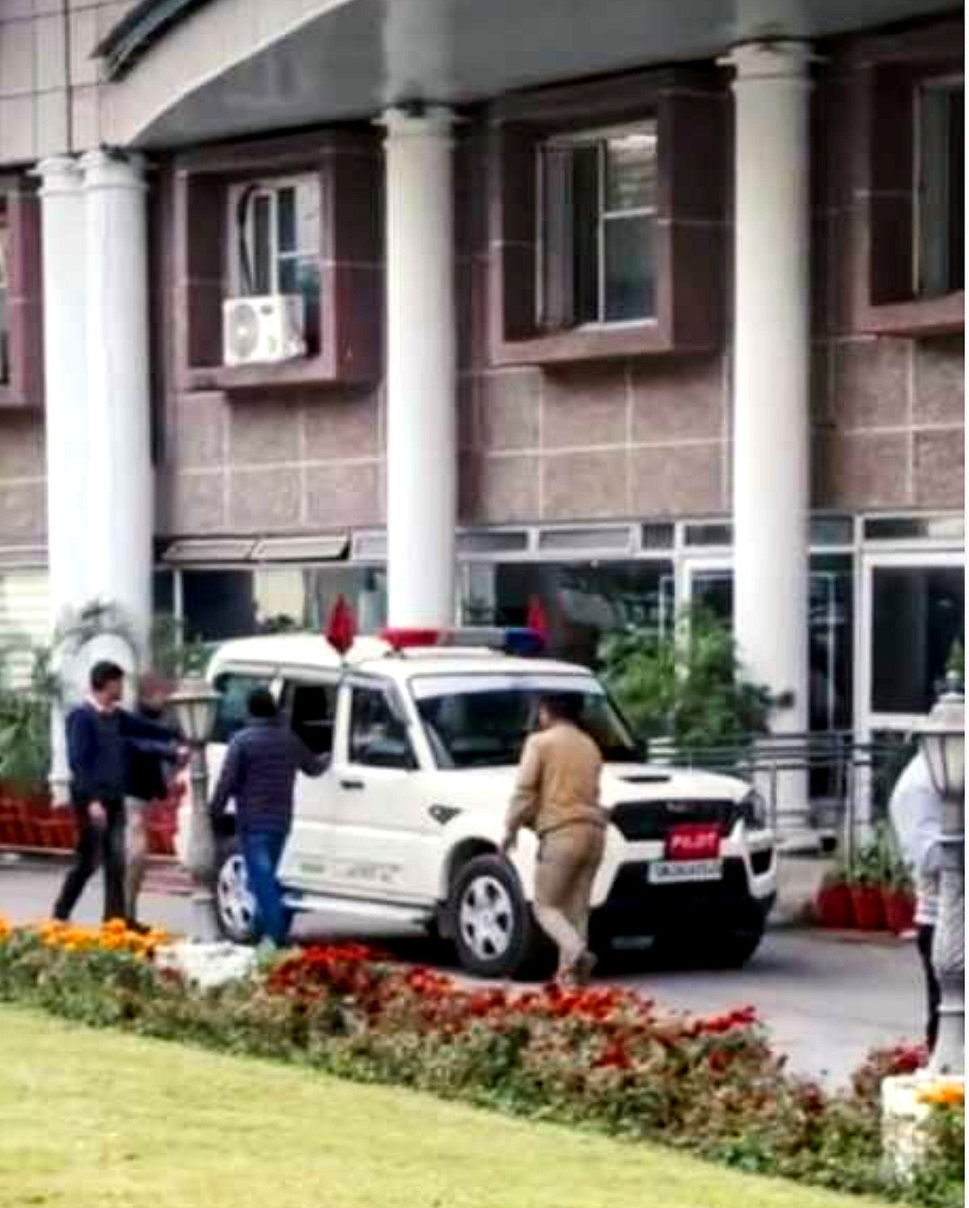 उत्तराखंड मुख्यमंत्री धामी की फ्लीट में नियुक्त वाहन समय से नहीं हुआ स्टार्ट, एसएसपी देहरादून ने आरक्षी चालक को किया निलम्बित,,,,,