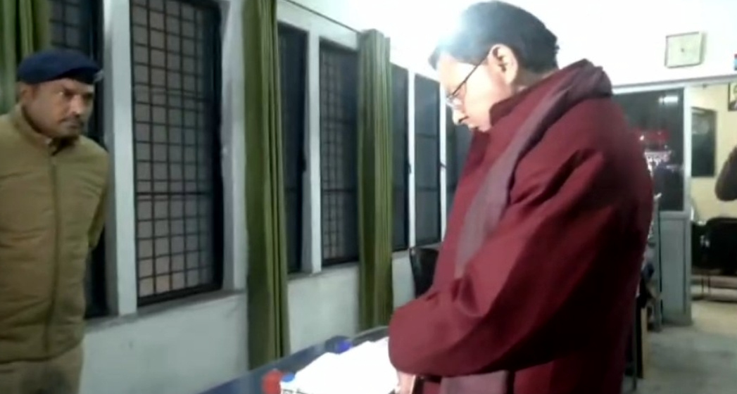 उत्तराखंड आज मुख्यमंत्री ने डालनवाला पुलिस स्टेशन का औचक निरीक्षण कर अनुपस्थित डालनवाला कोतवाल को किया लाइन हाजिर,,,,